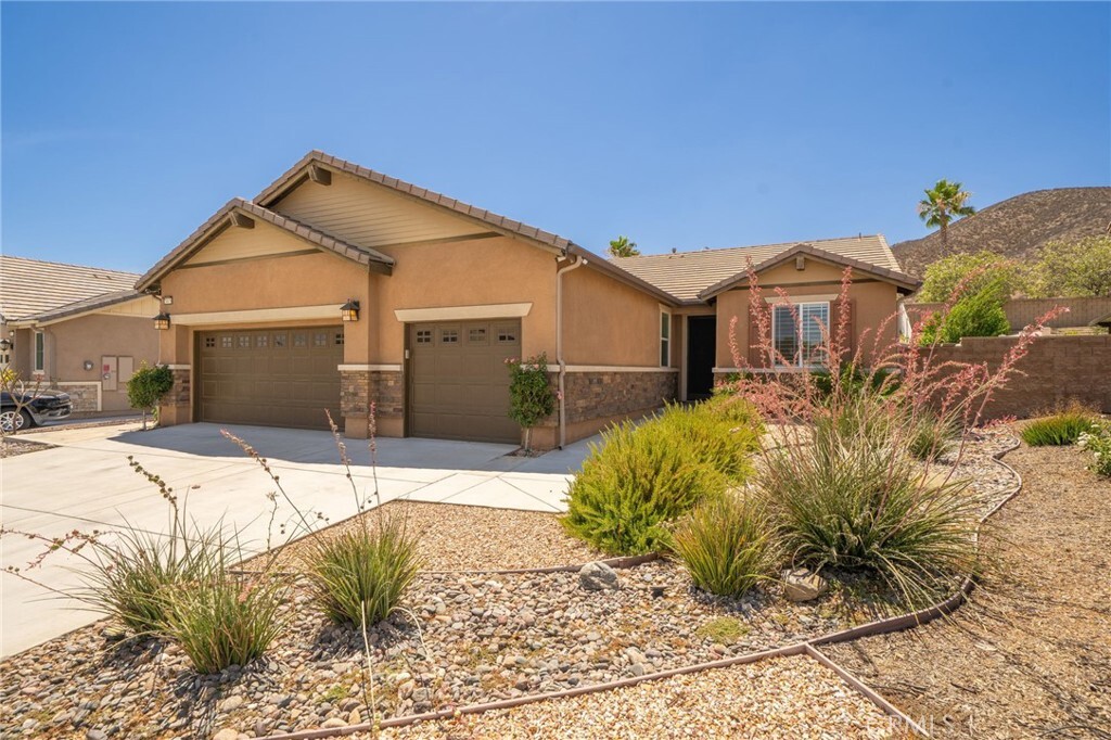 Property Photo:  28879 Skylark Street  CA 92584 