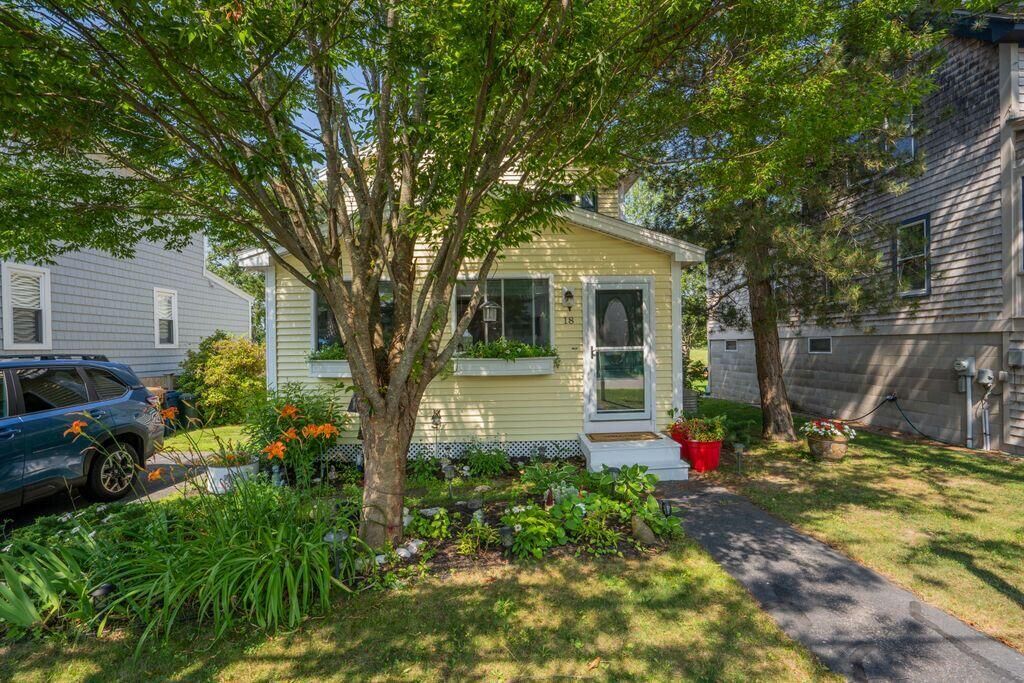 Property Photo:  18 Camp Ellis Avenue  ME 04072 