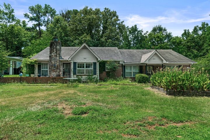 Property Photo: 904 Cleveland MS 38655