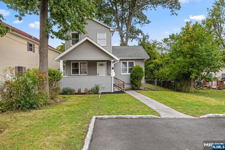 Property Photo:  250 Woodcliff Avenue  NJ 07424 