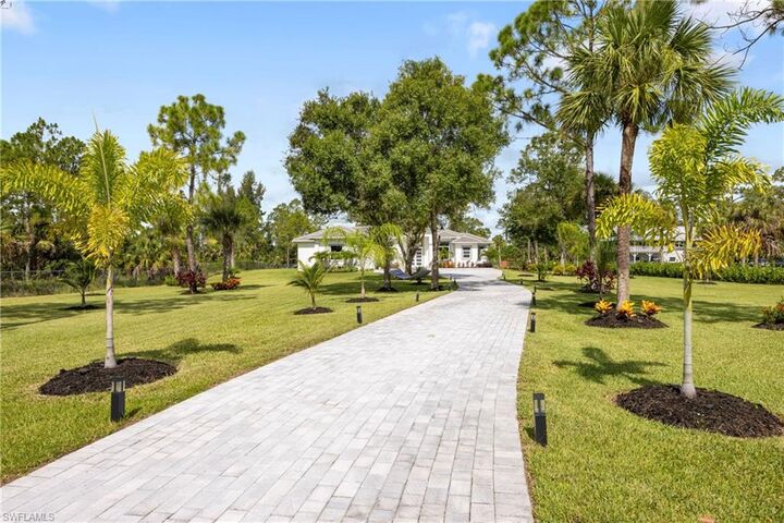 Property Photo:  909 8th St SE  FL 34117 