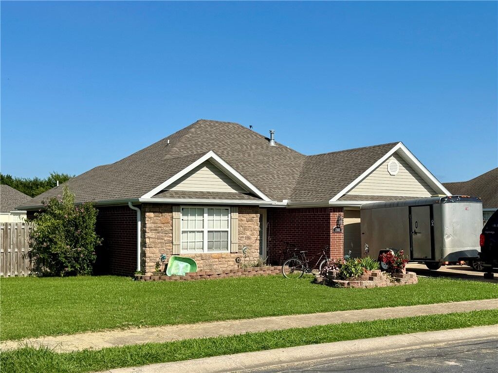 Property Photo:  1562 Hutchinson Street  AR 72751 