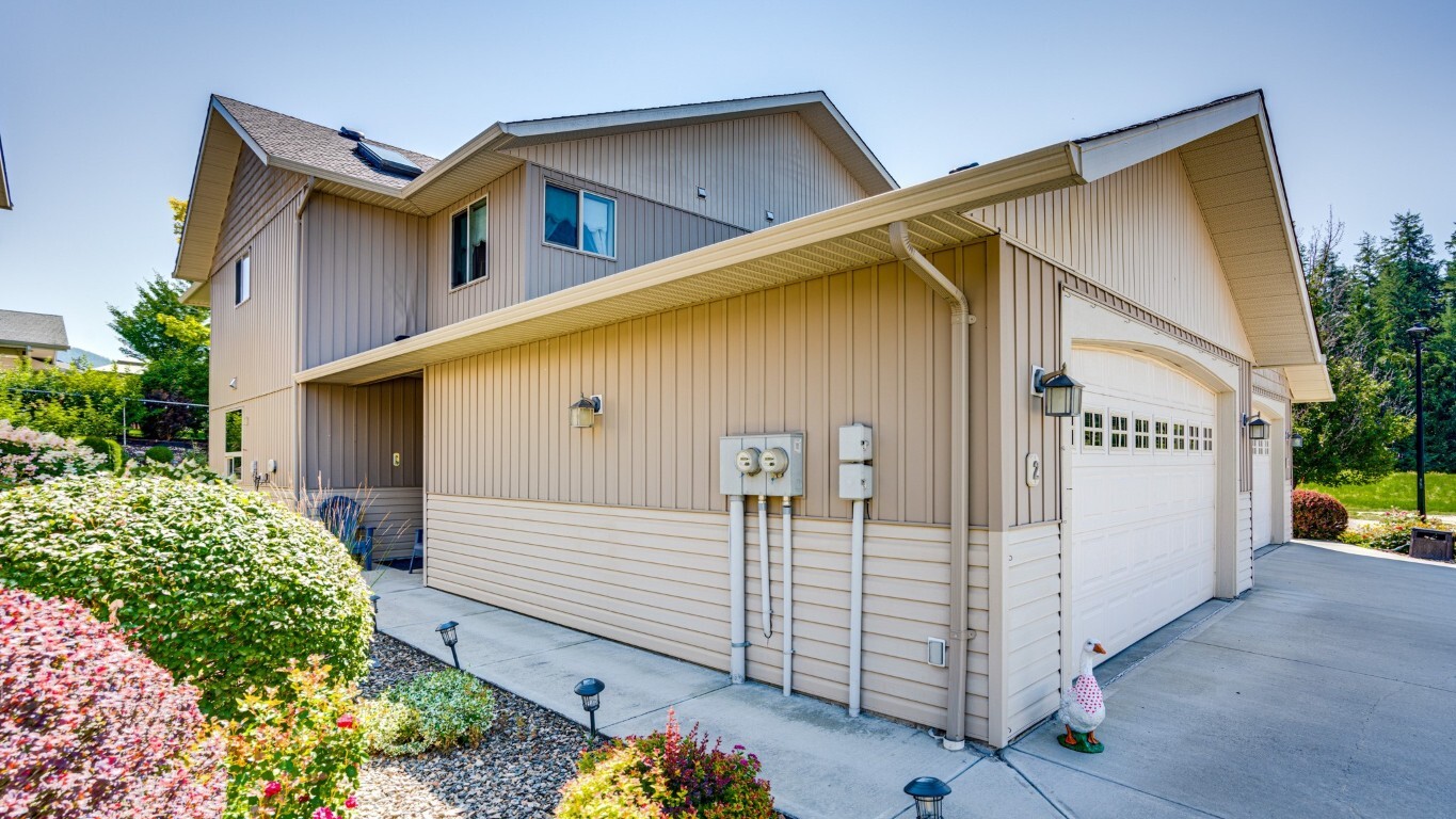 Property Photo:  2751 15 Avenue NE 2  BC V1E 2B6 