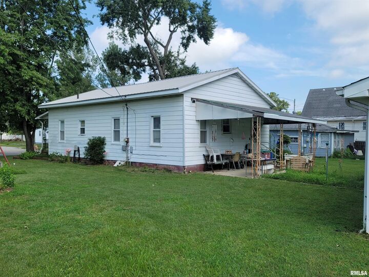 Property Photo:  1220 S Jefferson Street  IL 62881 