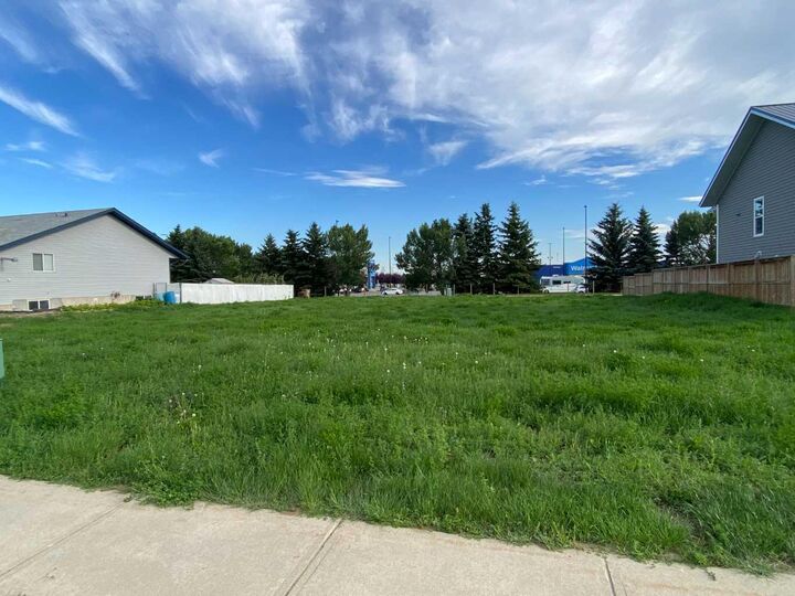 89 Upland Boulevard W — photo 1