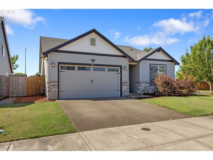 Property Photo:  2211 SE 12th Ave  OR 97013 