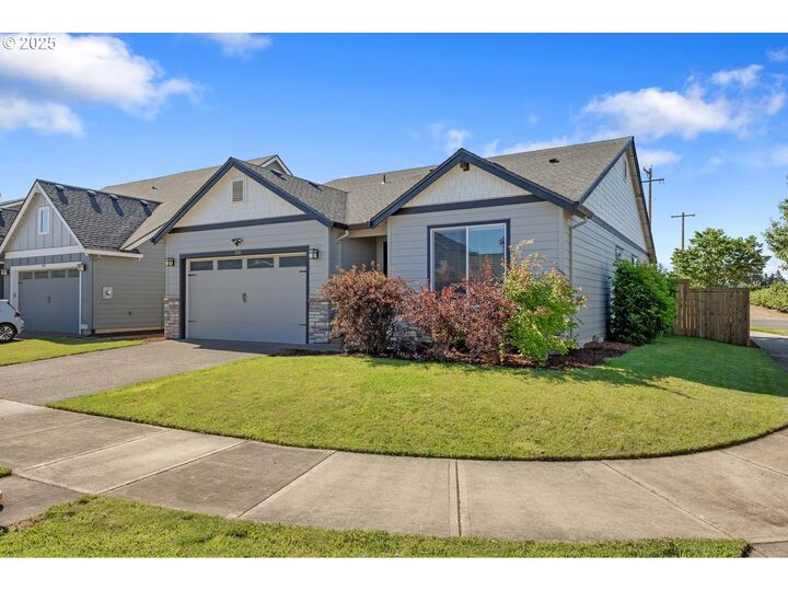 Property Photo: 2211 SE 12th Ave OR 97013