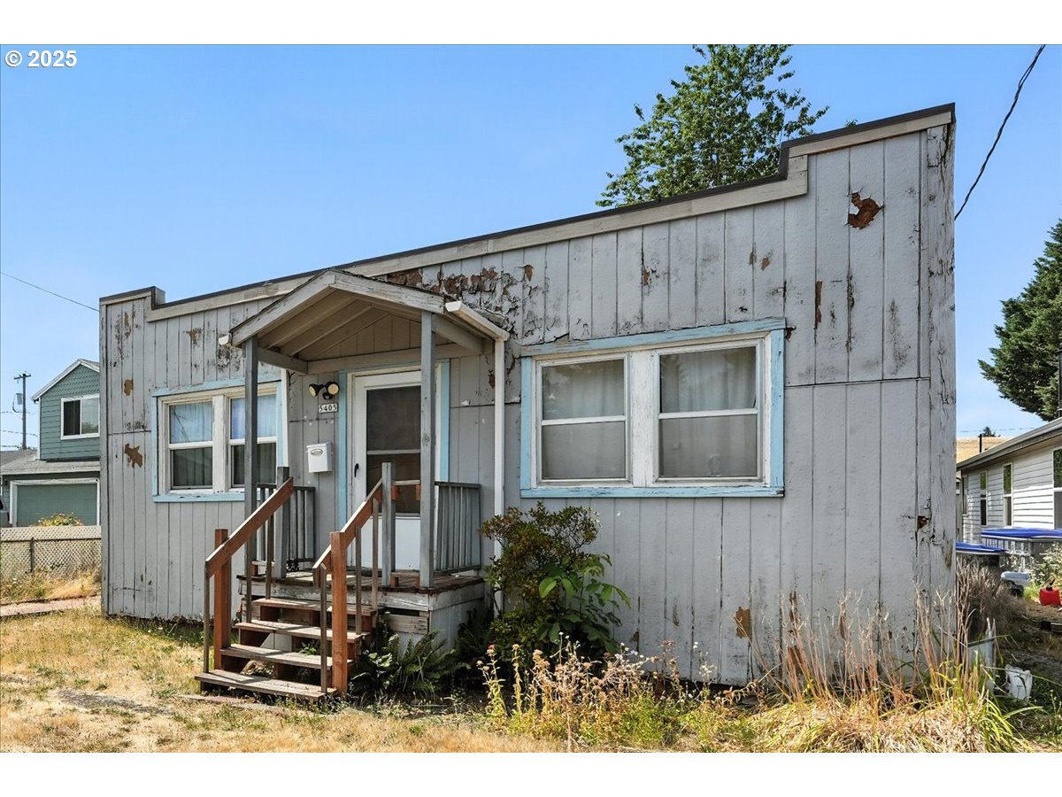 Property Photo: 5405 SE 97th Ave OR 97266