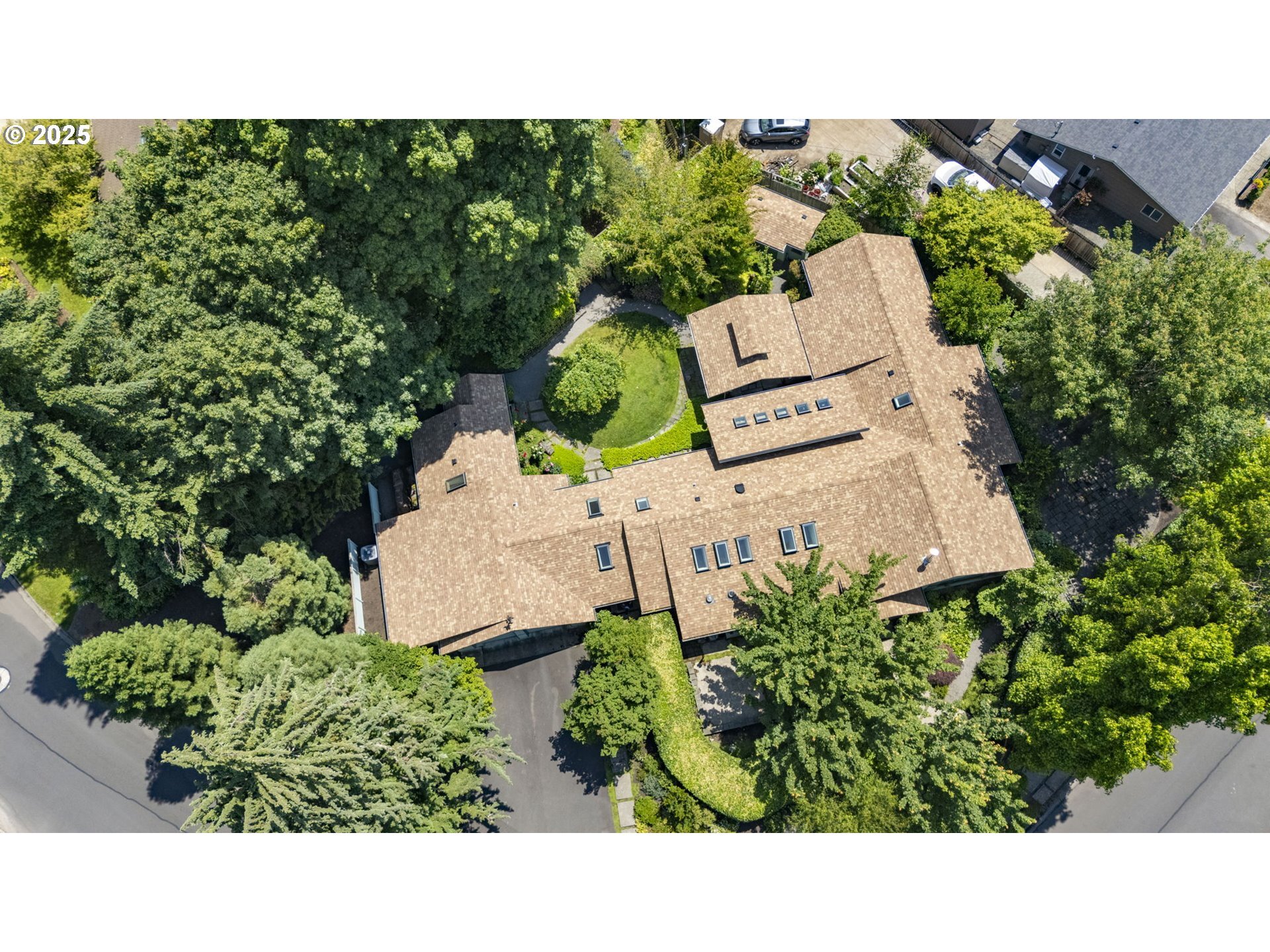 Property Photo: 805 Lariat Dr OR 97401