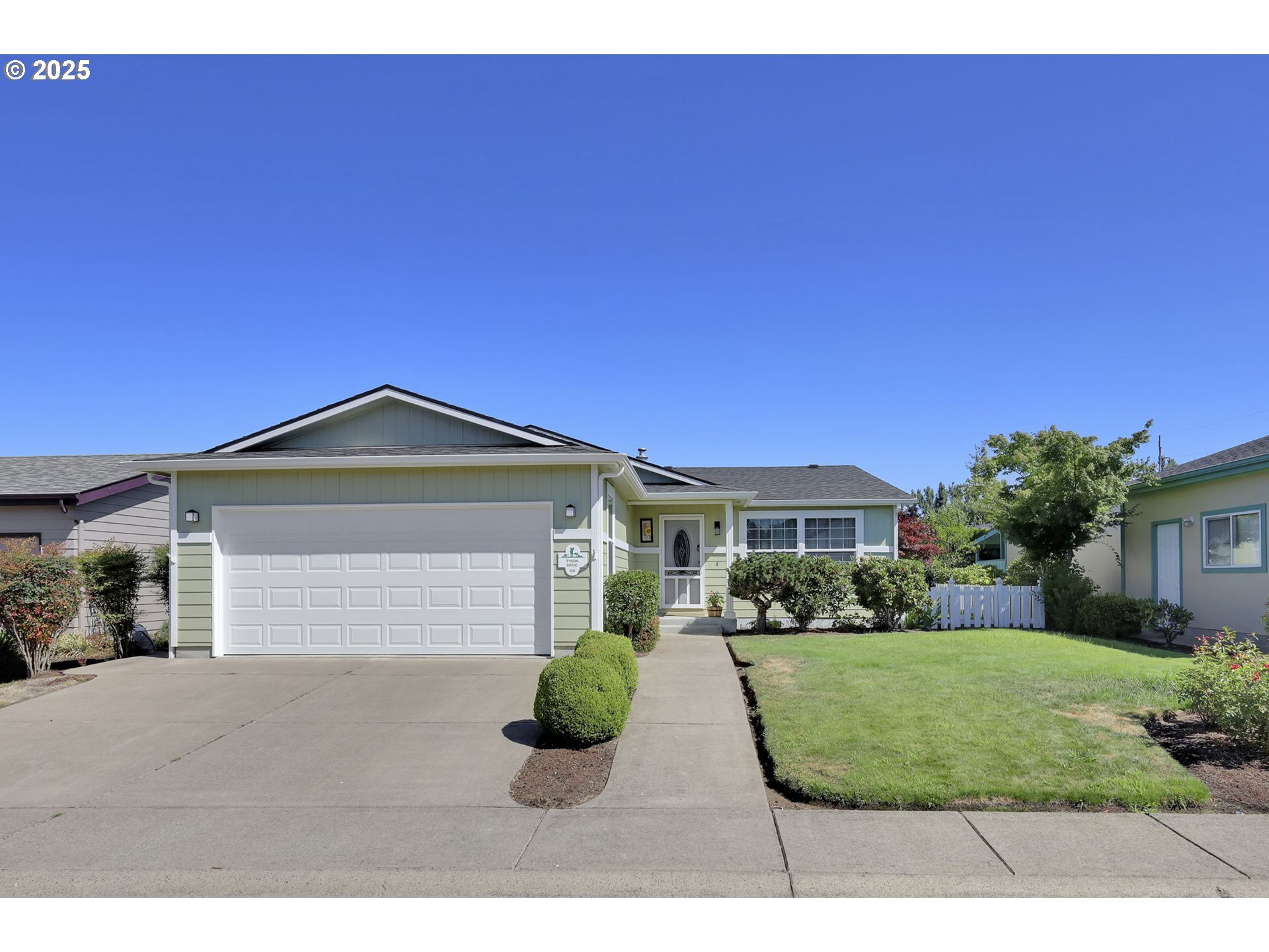 Property Photo: 120 Tyson Dr OR 97424