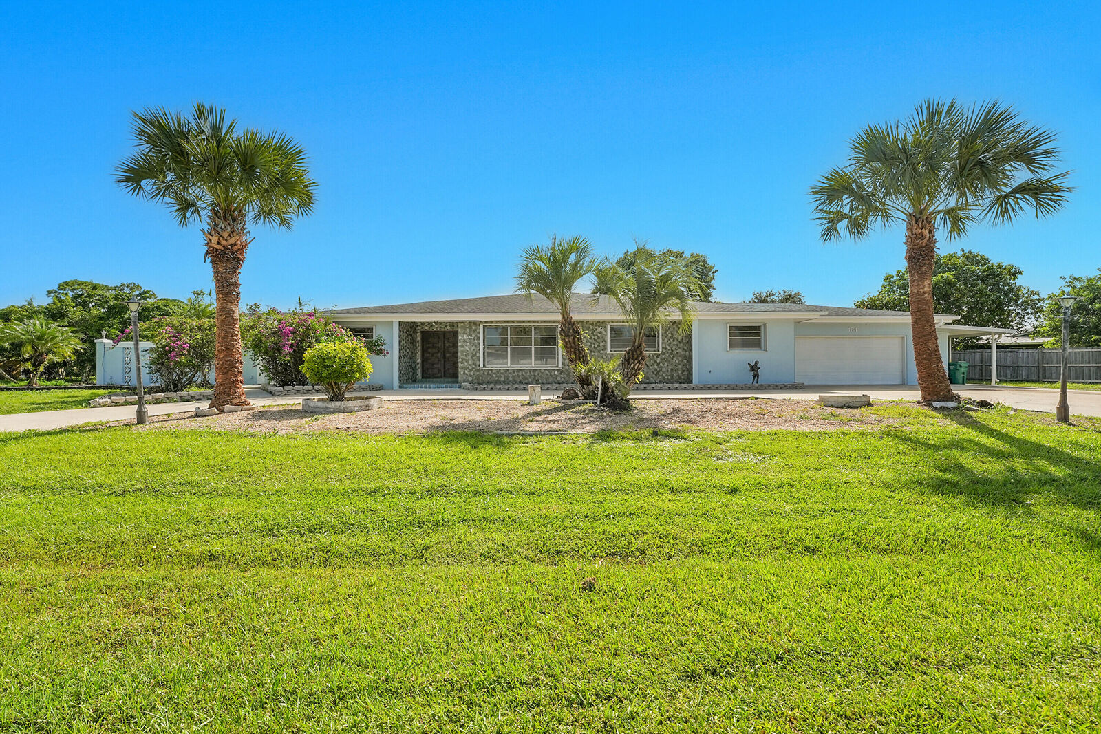 Property Photo: 154 N Naranja Avenue FL 34983