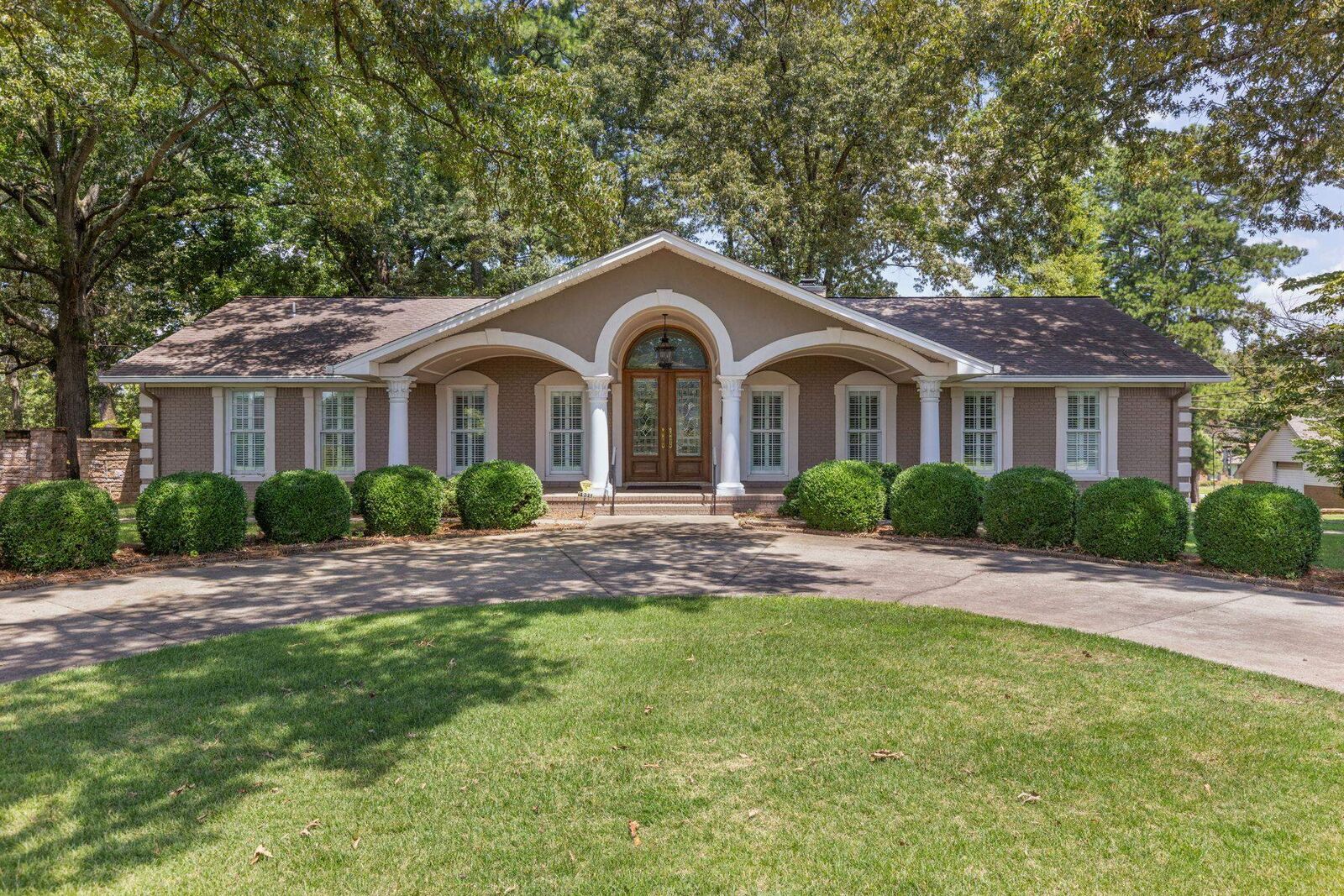 Property Photo:  1905 Marietta Ave  AL 35661 - MUSCLE S 