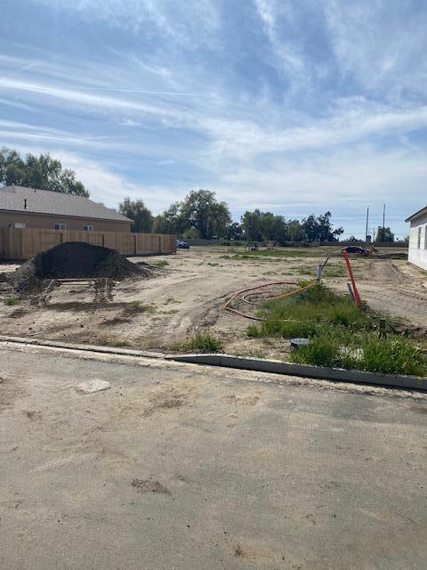 Property Photo: 1173 S Creekside Place E CA 93257