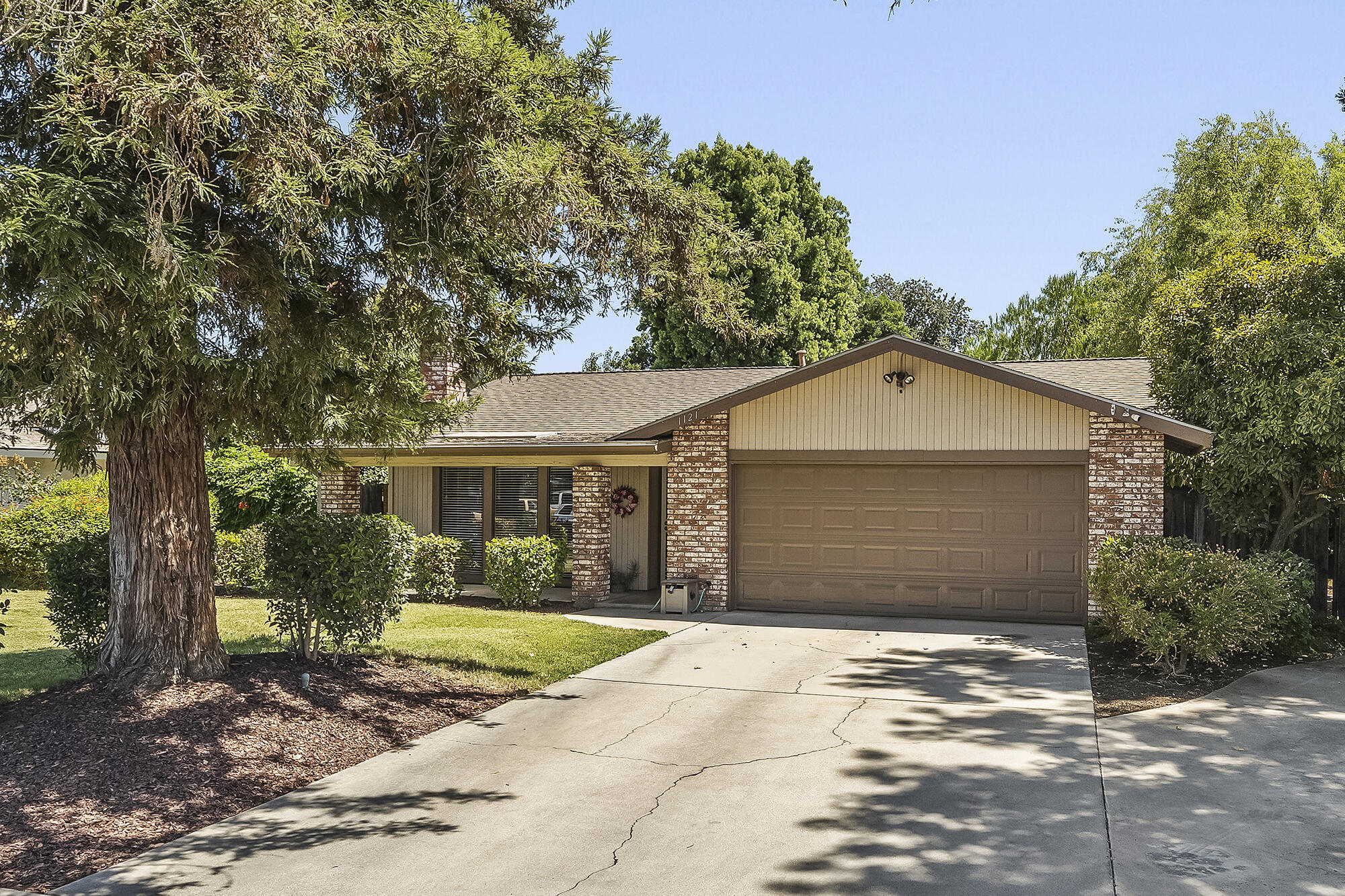 1121 E Paradise Avenue  Visalia CA 93292 photo