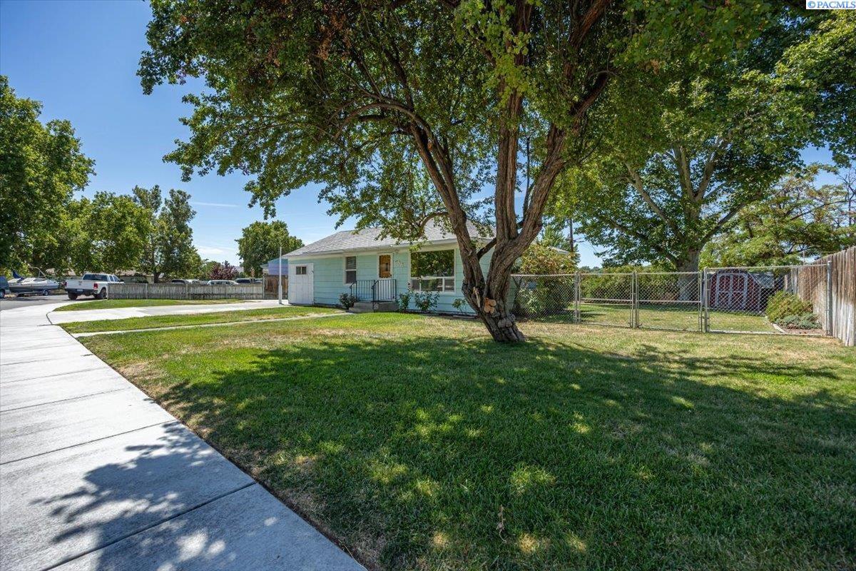 Property Photo:  806 S Fruitland  WA 99336 