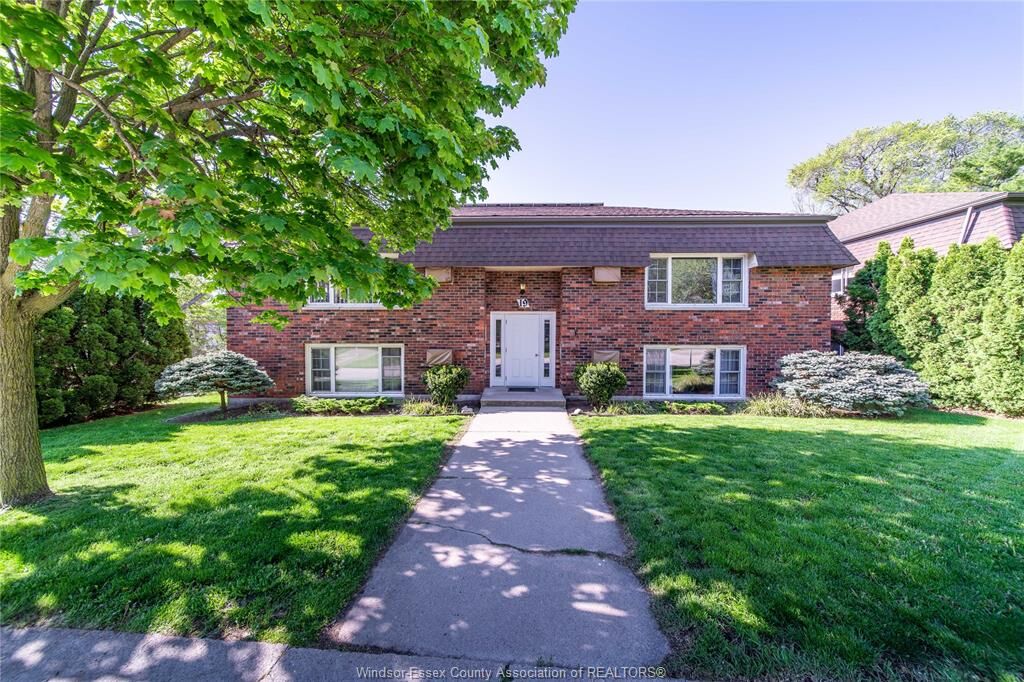 Property Photo: 25 Hillview Crescent 204 ON N9Y 1J5