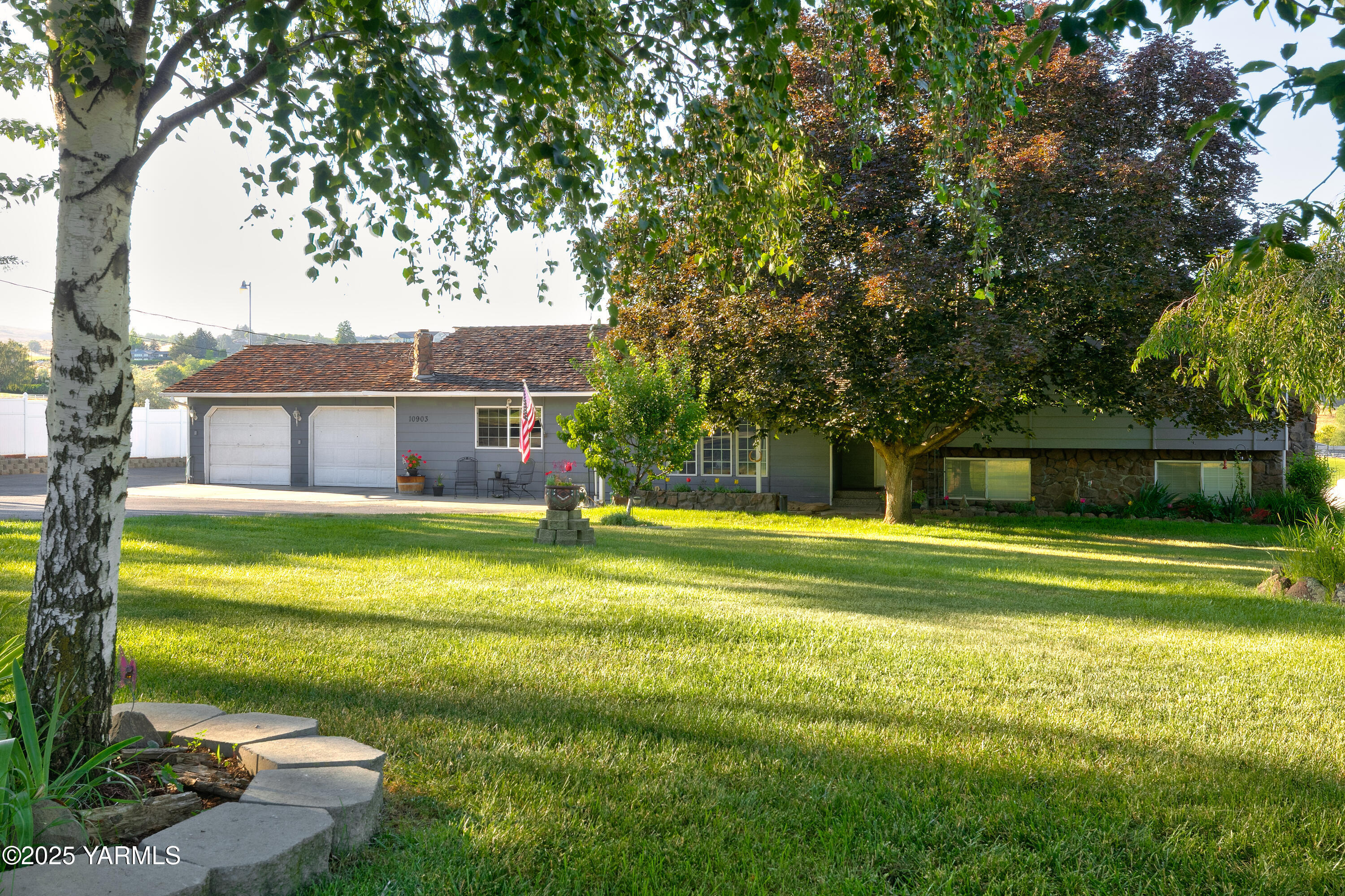 Property Photo: 10903 Tieton Dr WA 98908