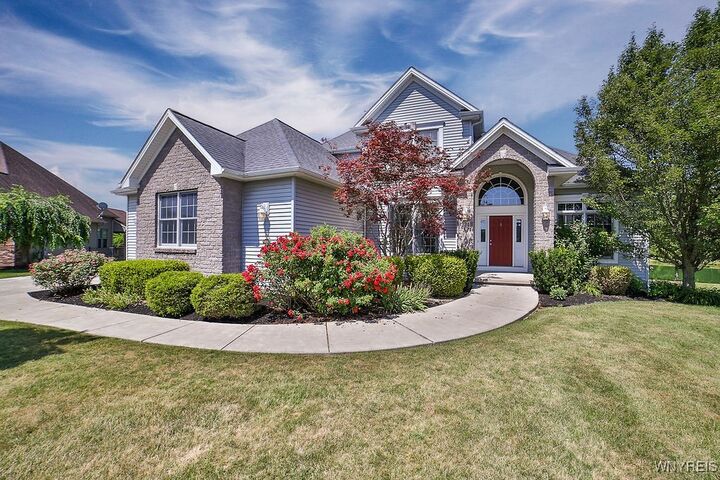 Property Photo:  224 Pin Oak Circle  NY 14072 