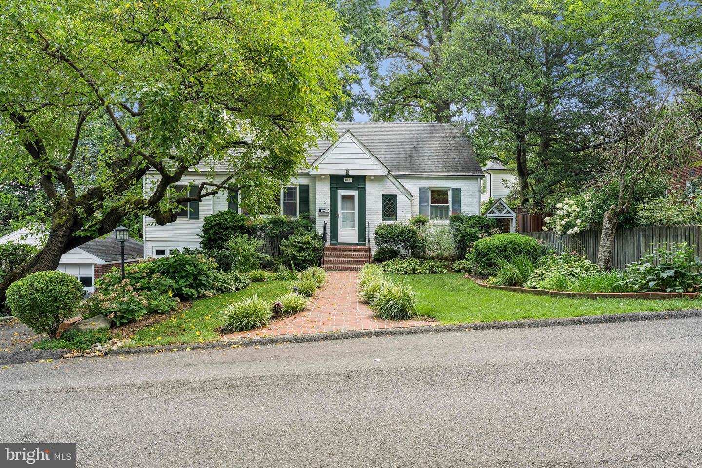 Property Photo:  1811 N Wakefield Street  VA 22207 