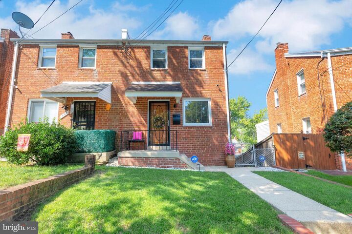 Property Photo: 707 Hilltop Terrace SE DC 20019