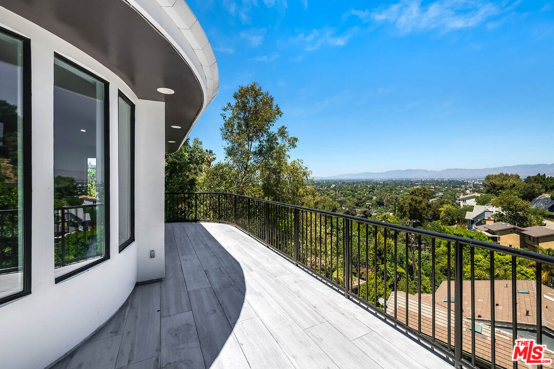 Property Photo: 11411 Decente Ct CA 91604