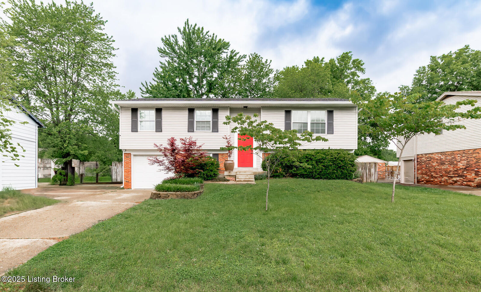 Property Photo: 7404 King William Ct KY 40214