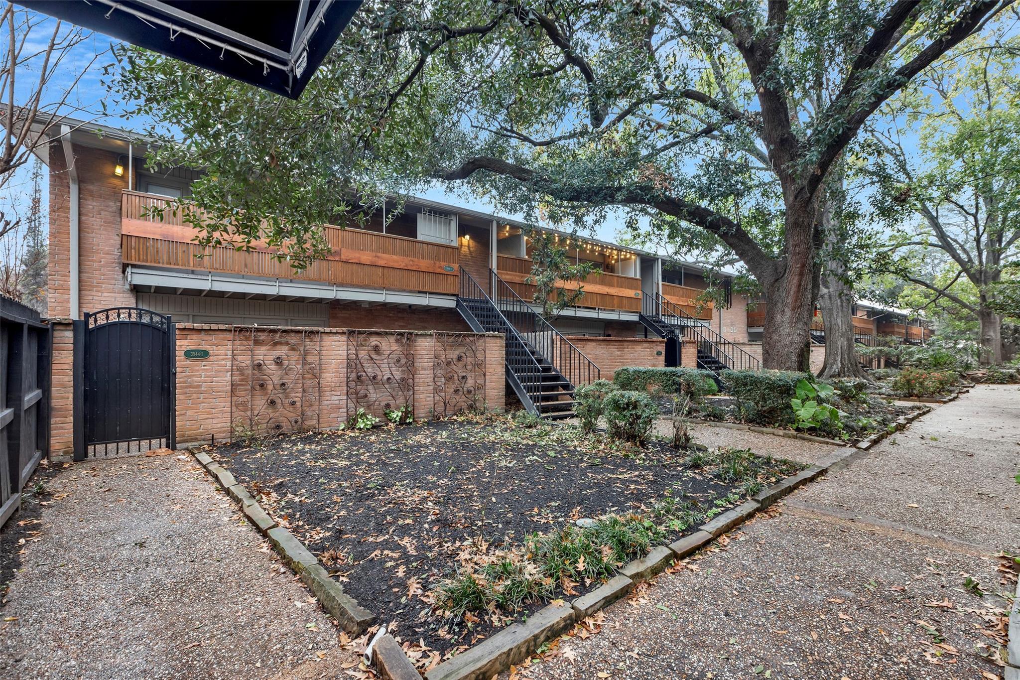 Property Photo: 3944 W Alabama Street 2 TX 77027