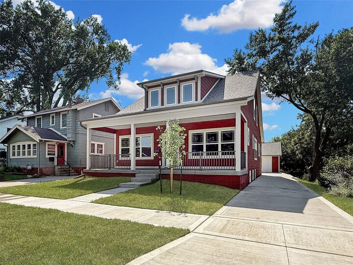 Property Photo: 926 40th Place IA 50312