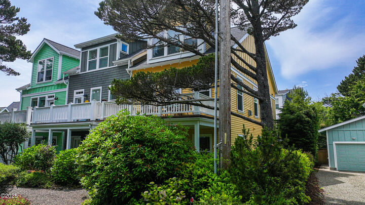 Property Photo: 319 Kinnikinnick Way OR 97341