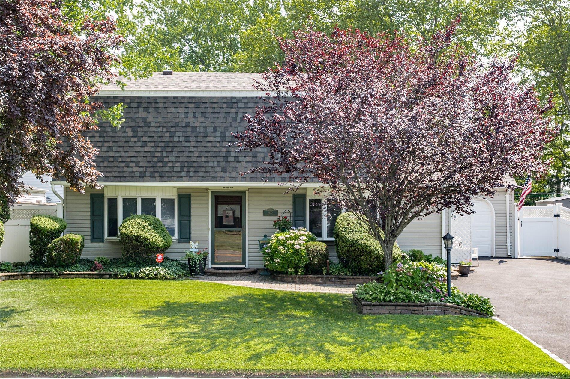 Property Photo:  685 Gardiners Avenue  NY 11756 