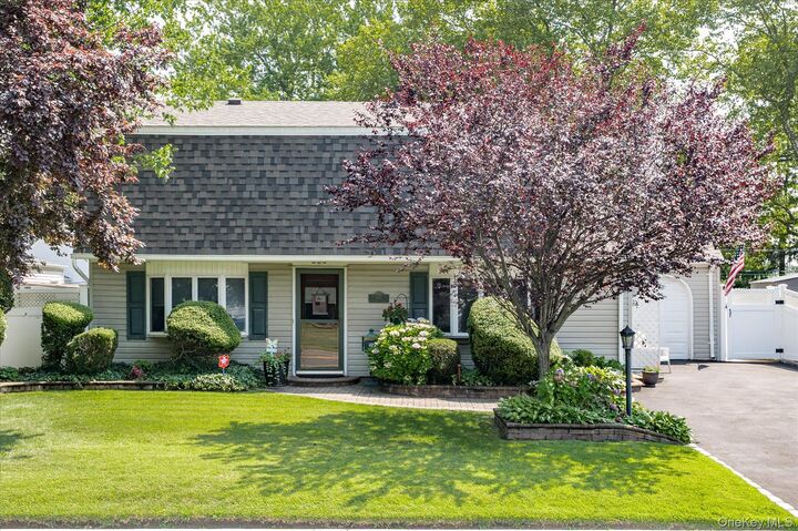685 Gardiners Avenue  Levittown NY 11756 photo