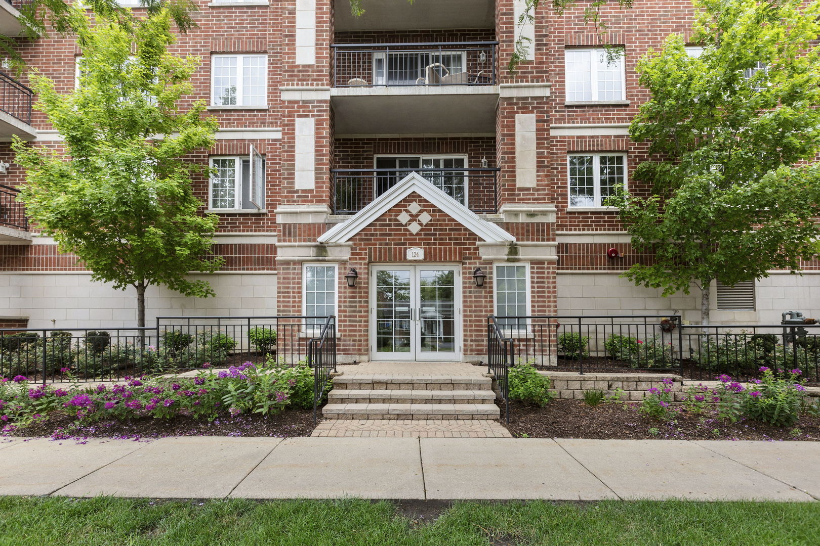 Property Photo:  124 W Colfax Street 301  IL 60067 