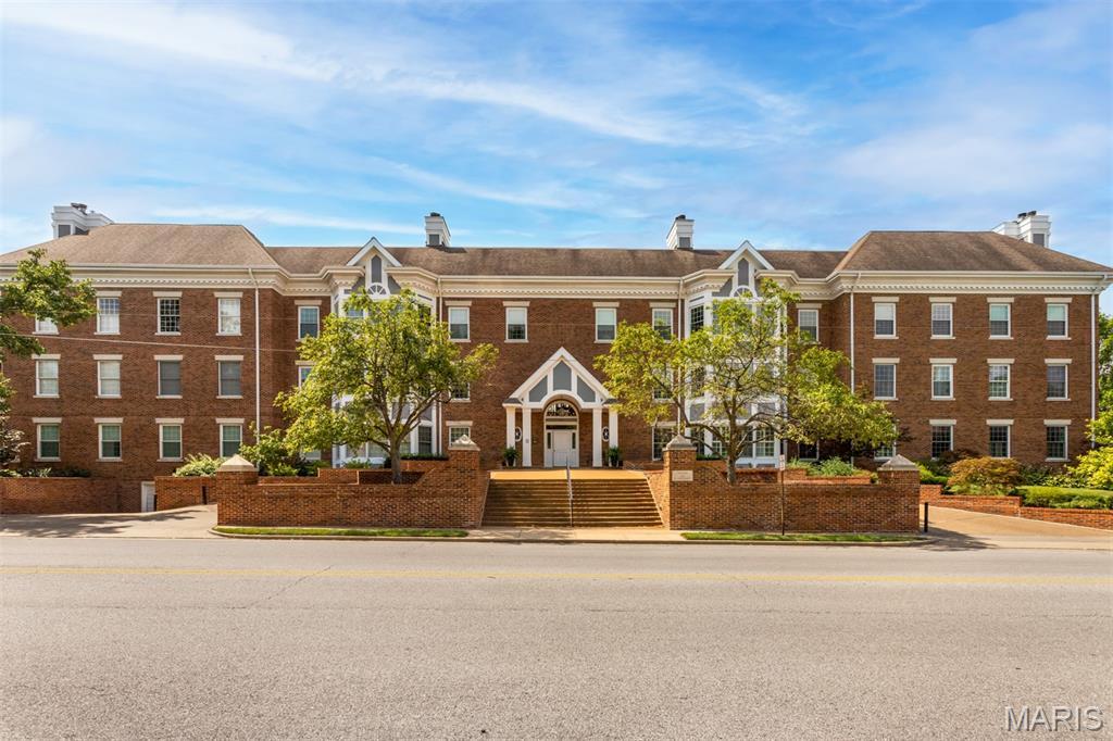Property Photo: 440 E Lockwood Avenue 104 MO 63119