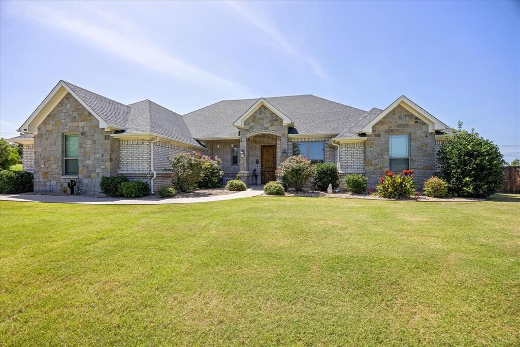 Property Photo:  3912 Homestead Court  TX 76049