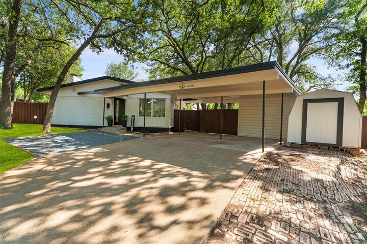 Property Photo: 1626 Fair Court TX 75060
