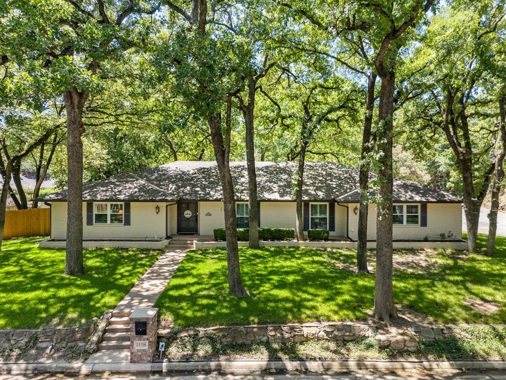 Property Photo: 1408 Pebble Creek TX 76040