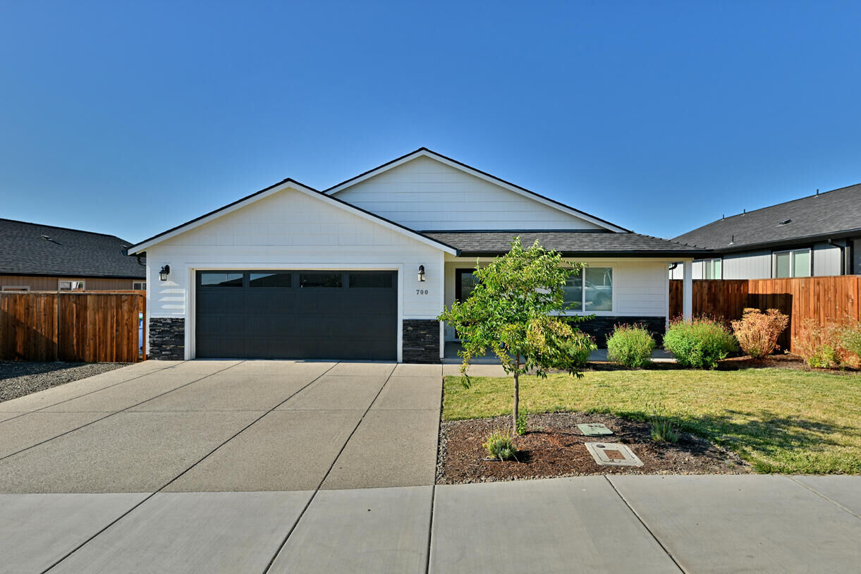 Property Photo:  700 Nottingham Terrace  OR 97524 