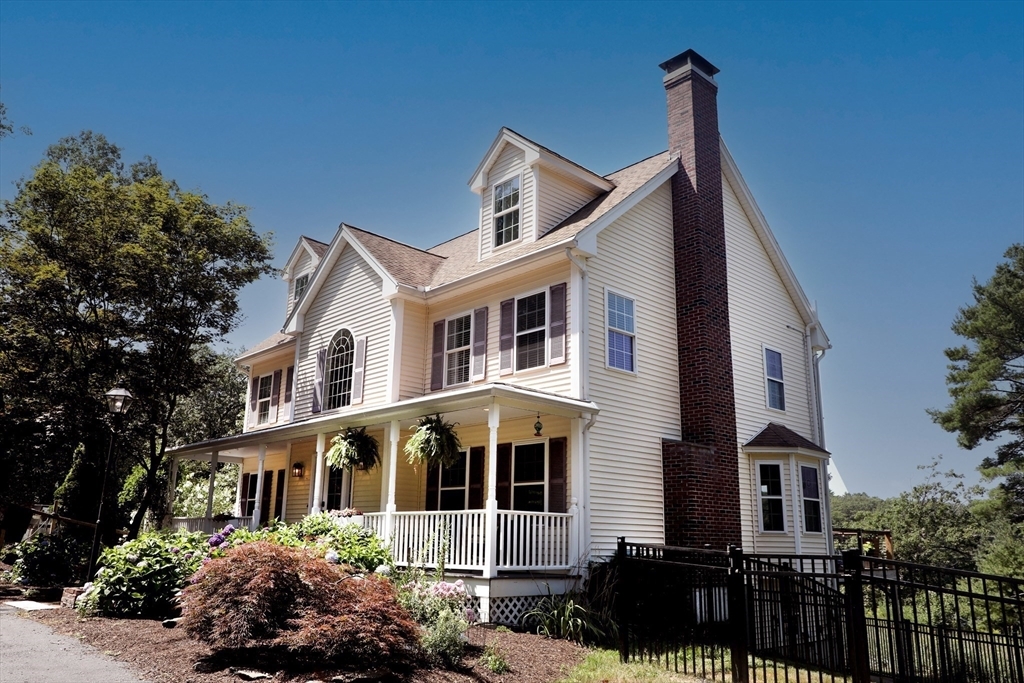 Property Photo:  10 Dogwood Ln  MA 01864 