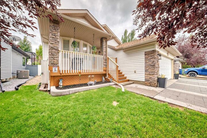 Property Photo:  195 West Lakeview Circle  AB T1X 1M5 