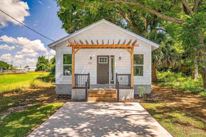 Property Photo: 110 E Jordan St FL 32503