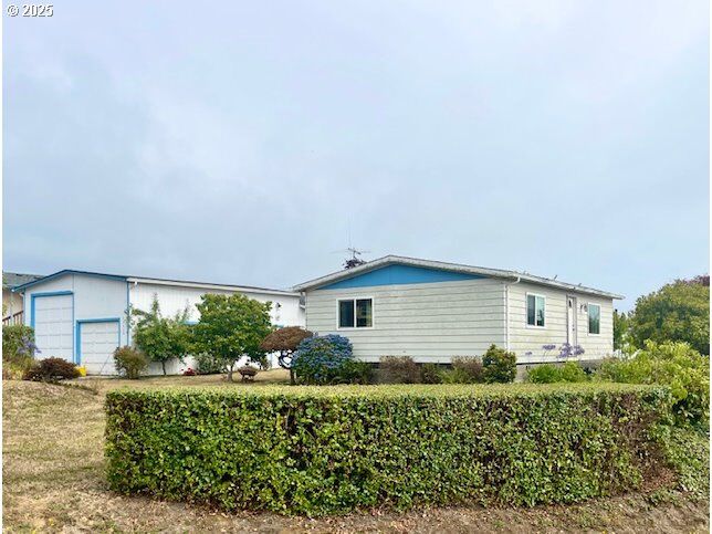 Property Photo: 98620 Camellia Dr OR 97415