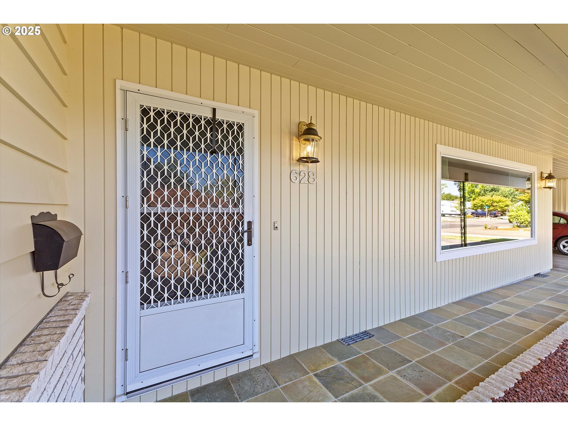 Property Photo: 628 NW 19th St OR 97128