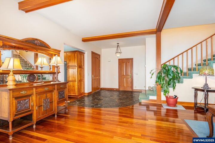 Property Photo: 1055 NW Estate Dr OR 97376