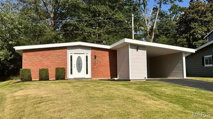 6822 Friarwood Drive  St Louis MO 63134 photo