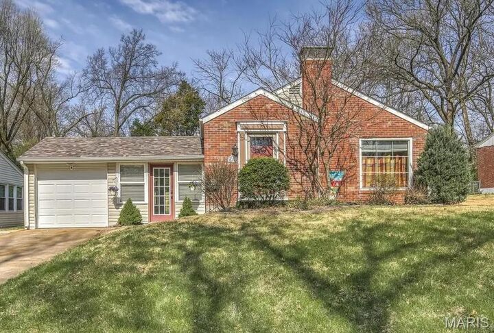817 Gerald Place  St Louis MO 63135 photo