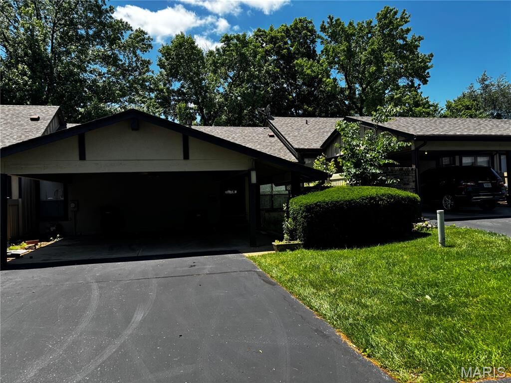 Property Photo:  11021 Thousand Oaks Drive  MO 63136 