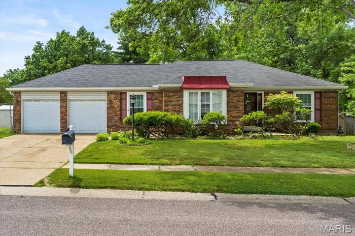 12155 Kingshead Drive  Florissant MO 63033 photo