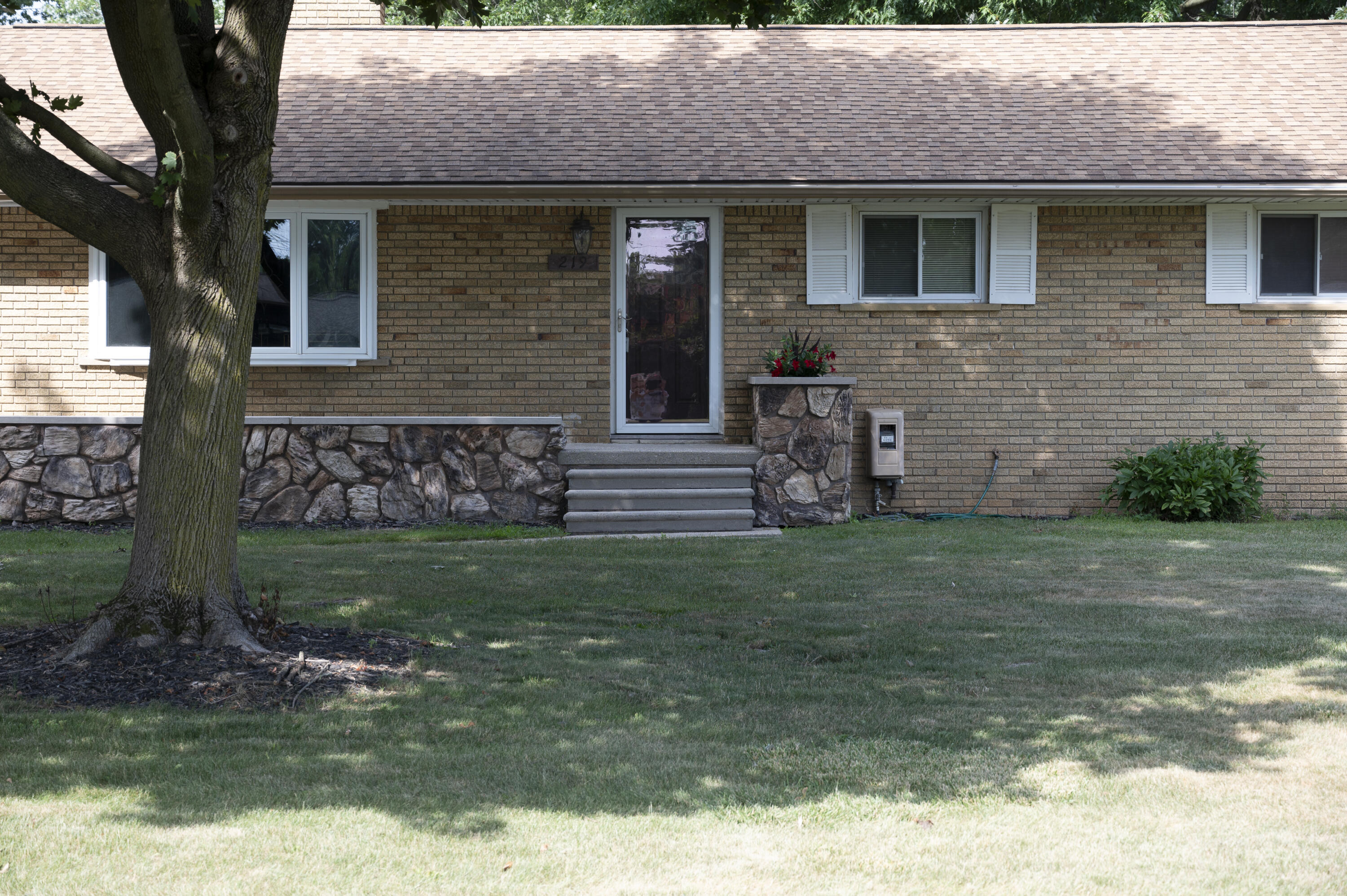Property Photo: 219 Ottawa Drive MI 48085