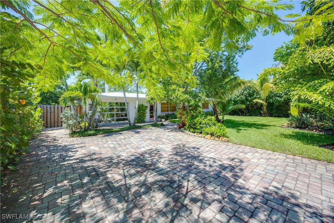 Property Photo:  1304 Milano Drive  FL 34103 