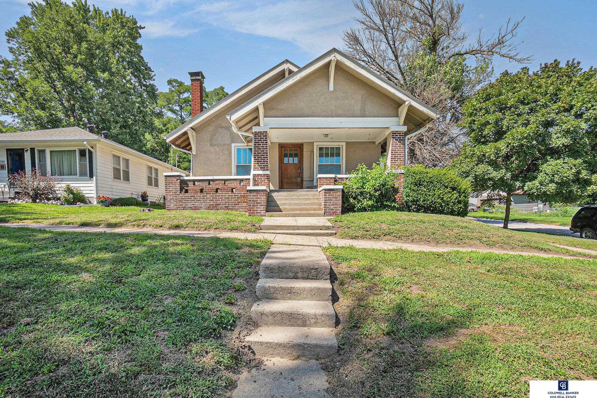 Property Photo: 702 Avenue C Avenue NE 68048